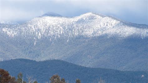 CATHY'S CANBERRA: Snow on the hills, again!