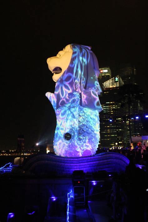 Standing at 8.6metres high, the Merlion statue is a famous icon not to ...