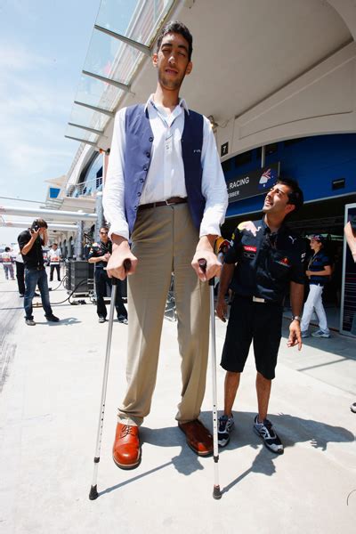 World's Tallest Man finds love - Offbeat - Crazy World - Emirates24|7