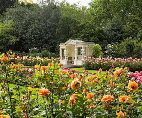 Tour the Buckingham Palace gardens: and discover its secrets | Homes ...