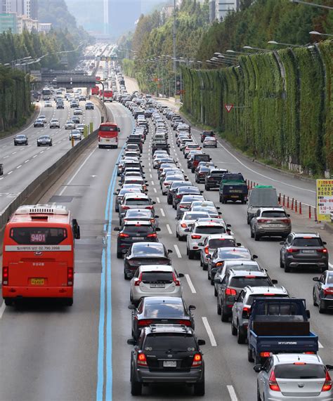 Traffic jam on highways as people return on last day of Chuseok