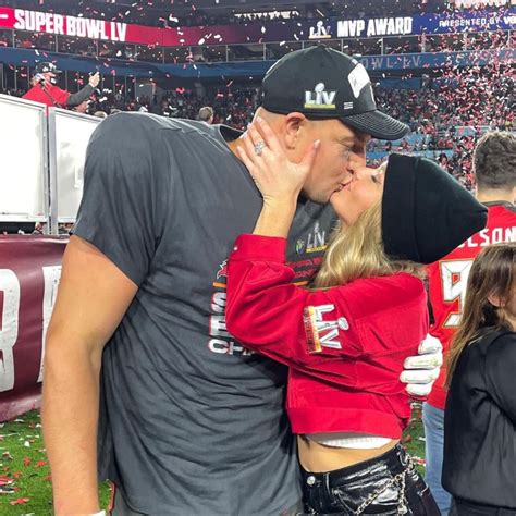 Rob Gronkowski’s Girlfriend Kisses Him After Super Bowl 2021 Win | Us ...