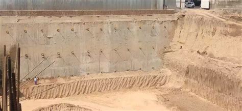 Are constructing diaphragm walls and retaining walls the same?