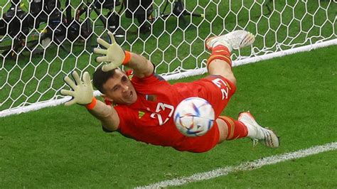 Who is Emiliano Martinez - the penalty shootout hero for Argentina vs ...