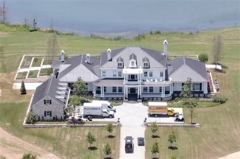 Blake Shelton and Gwen Stefani built a mansion in Oklahoma