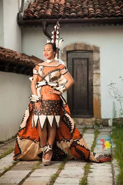 Tongan outfit made of Ngatu worn by Tangi Latu | Tenue traditionnelle ...