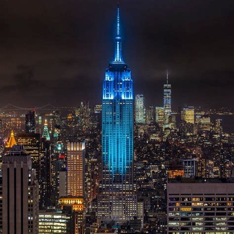 The Empire State Building lighting up the Manhattan sky by Noel YC ...