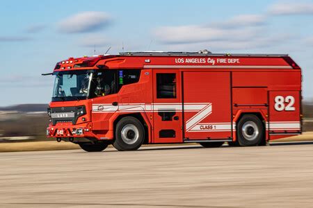 Este es el primer camión de bomberos eléctrico: una monstruosa máquina ...