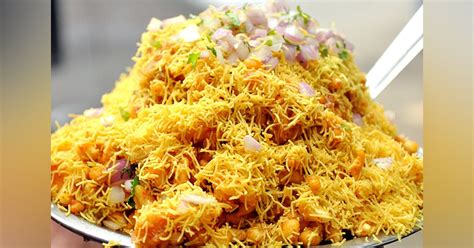 Chaat Lovers, You've Got To Try The Golden Bhel At This Stal