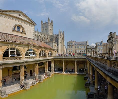 File:Roman Baths in Bath Spa, England - July 2006 edit3.jpg - Wikimedia ...