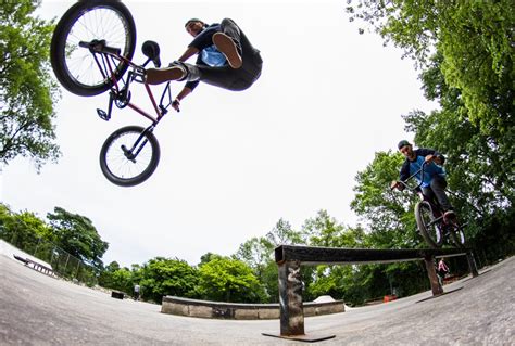 Comment faire des tricks de BMX - Gaston et Germaine