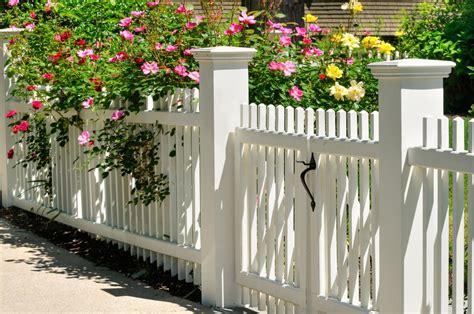 White Fence Landscaping - Ideas That Keep Things Neat And Simple!