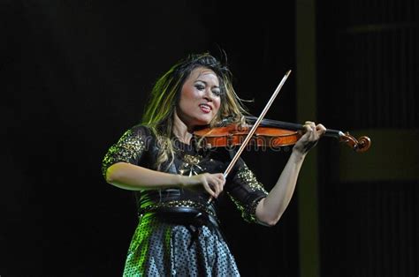 20 Famous Female Violin Players - Singersroom.com