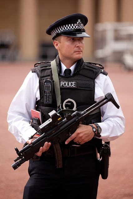 672/1000 - On Patrol outside Buckingham Palace | Men in uniform, Police ...