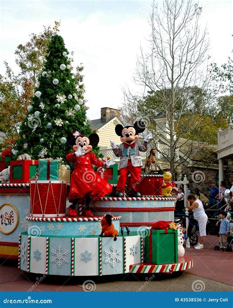 Holiday Mickey And Minnie Mouse On Parade. Editorial Photo - Image ...