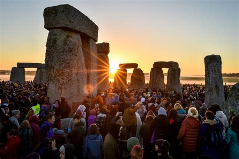 Stonehenge summer solstice 2019: Thousands gather to watch sunrise on ...