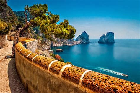 PAVAN MICKEY: Famous streets of the island of Capri, Italy