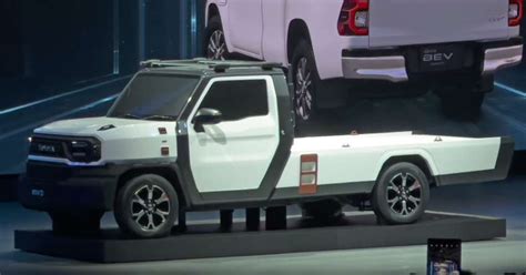 Toyota IMV 0 concept revealed in Thailand - modular and versatile pick ...