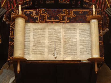 File:Open Torah scroll.jpg - Wikimedia Commons