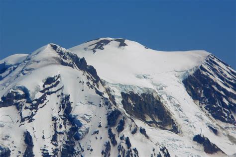 File:Mount Rainier summit.jpg - Wikimedia Commons