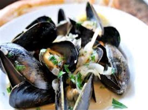 Steamed Mussels in White Wine Recipe and Nutrition - Eat This Much