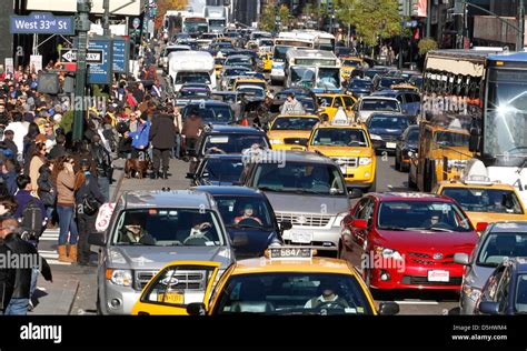 Crowded streets new york hi-res stock photography and images - Alamy