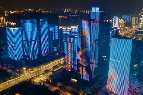 Wuhan celebrates the end of lockdown with a light show for frontline ...