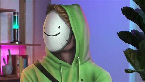 YouTuber Dream puts mask back on, deletes face reveal video amidst hate ...