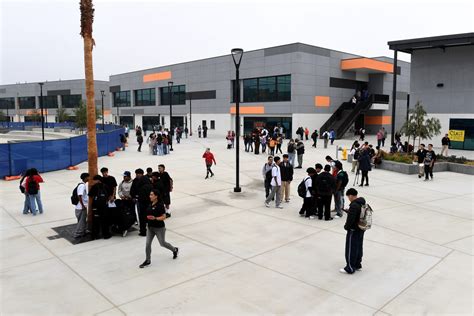 Students descend on Oxnard's new Del Sol High for first day of school