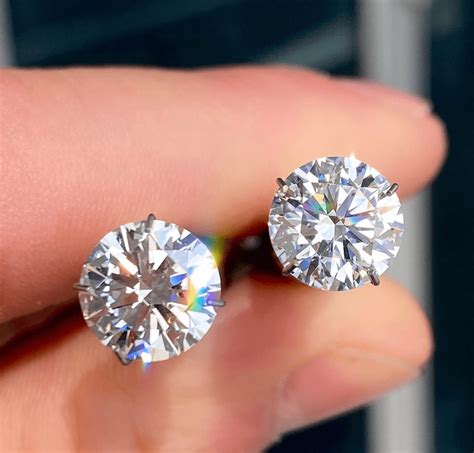 Moissanite vs Diamond (What's the Difference?) | Jonathan's Fine Jewelers