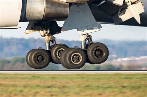 Boeing 767 Main Landing Gear Stock Photo - Download Image Now - Landing ...