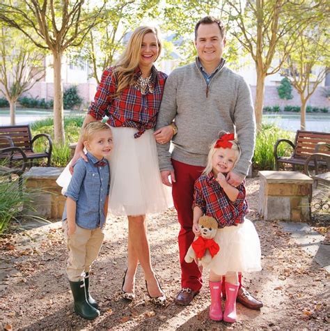 6 Families Who Nailed Their Color Coordinated Portraits | Family photo ...