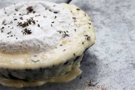 Spanish cheese recipes - Baked Cheese with Garlic and Thyme | Basco