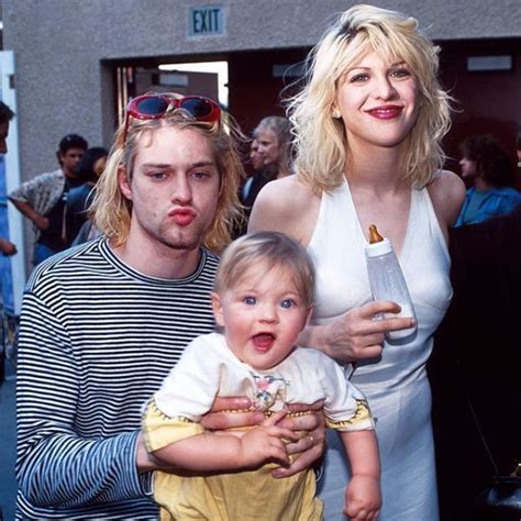 20 Rare and Candid Photographs of Kurt Cobain With His Baby Daughter ...