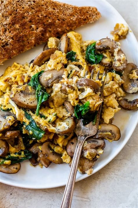 Mushroom-Spinach Scrambled Eggs - Skinnytaste