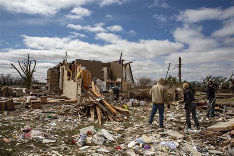 Tornado outbreak leaves 21 dead in US Midwest and South