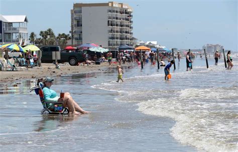 Photos show crowded Galveston beaches, Seawall after Abbott's order ...