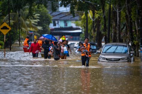 M’sian Man Braves Strong Tide To Deliver Food For Johor Flood Victims ...