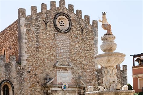 Premium Photo | Baroque fountain on piazza del duomo in taormina