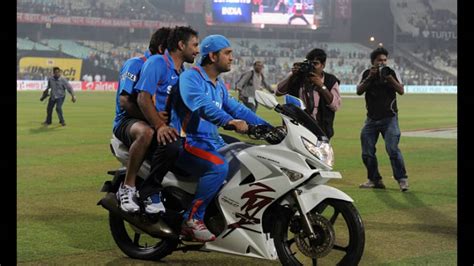 Virat kohli riding bike in kotla ground - YouTube