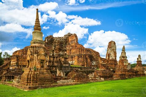 The ruins of Wat Mahathat in Ayutthaya in Thailand 2557983 Stock Photo ...