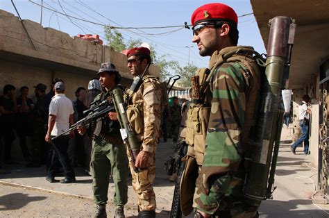 Iraqi soldiers watch armed tribesman volunteer to fight against IS in ...