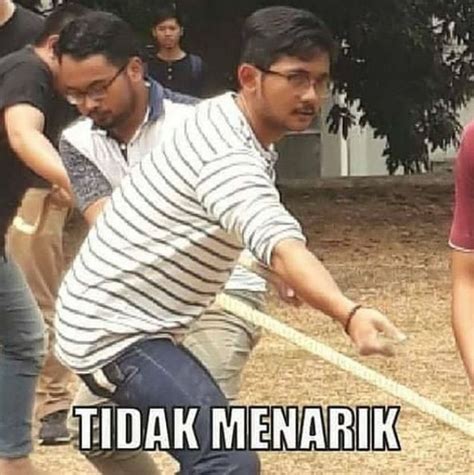 10 Meme lucu lomba tarik tambang ini bikin ketawa sendiri