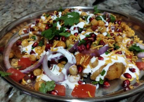 Aloo tikki chaat Recipe by Sarvat Hanif - Cookpad