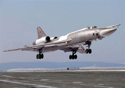 Pembom Tupolev Tu-22 Blinder Asal Soviet: Cepat, Sangar, tapi ...