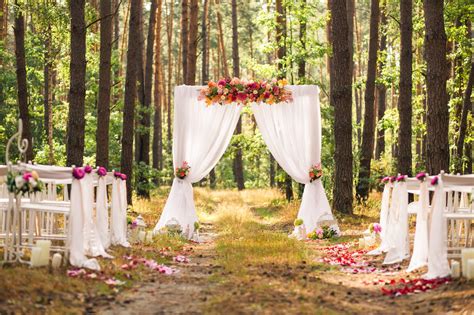 15 Beautiful Outdoor Wedding Aisle Decoration Ideas - Yeah Weddings