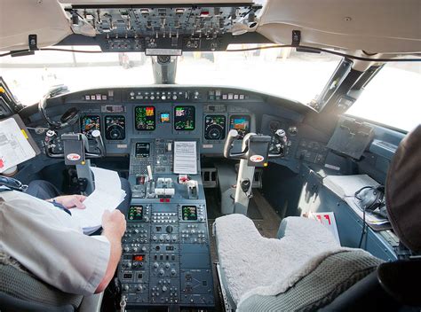 Bombardier CRJ900 Cockpit - Flight Deck - FlyRadius