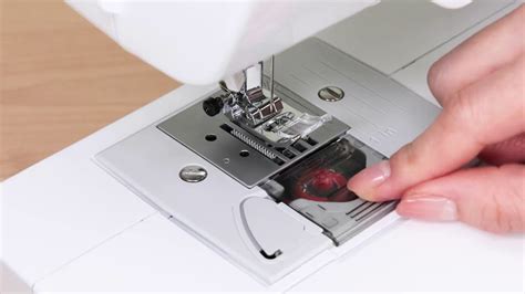 [BrotherSupportSewing] (Sewing machine/家庭用ミシン) Installing the bobbin ...