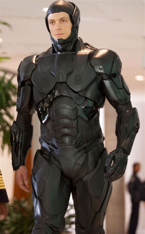 Joel Kinnaman Reveals: Peeing in Robocop Suit Wasn't Easy | E! News