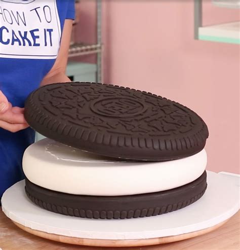 Giant Oreo Cake in 2020 | Oreo cake, Oreo cookie cake, Giant oreo cake